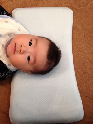 レビュー 赤ちゃんの絶壁を治す頭の形矯正の枕 吐き戻し防止にも Libloom